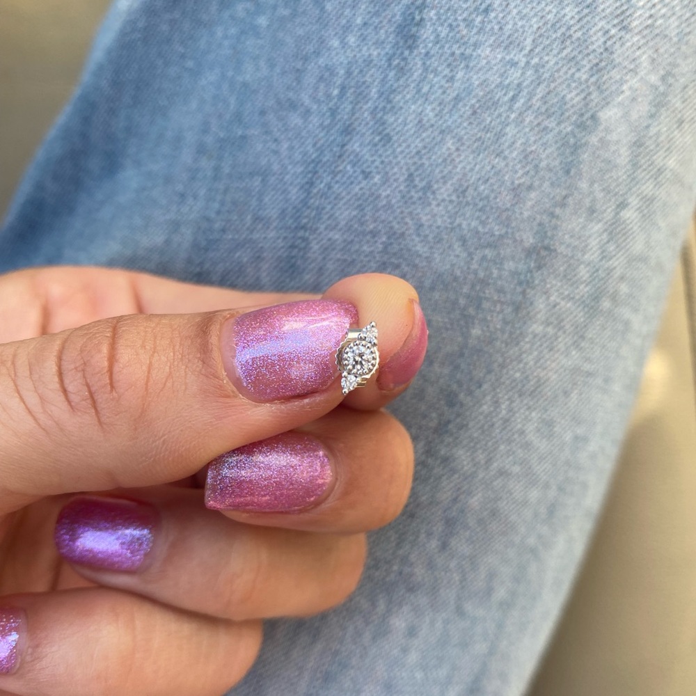Gorgeous diamond stud - Picture 5 of 6
